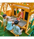 Aire de jeux avec cabanes balancoires et toboggans