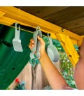 Aire de jeux avec cabanes balancoires et toboggans