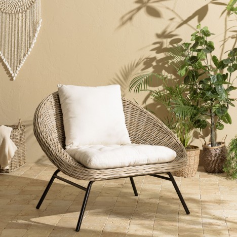 Fauteuil lounge avec accoudoirs en rotin et coussin blanc CREAM