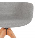 Chaise avec accoudoirs AMOS en tissu gris et pieds en bois naturel - 