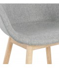 Chaise avec accoudoirs LAMBIC en tissu gris clair et pieds en bois naturel - 