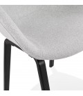 Chaise design avec accoudoirs SAMY en tissu gris clair et pieds en bois noir - 