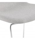 Tabouret de bar empilable FAKIR en tissu gris clair et pied en métal chromé - 