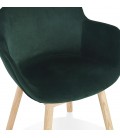 Chaise avec accoudoirs FRIDA en velours vert et pieds en bois naturel - 