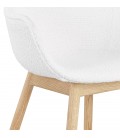 Chaise avec accoudoirs MOUTOU en tissu mouton blanc et pieds en bois naturel - 