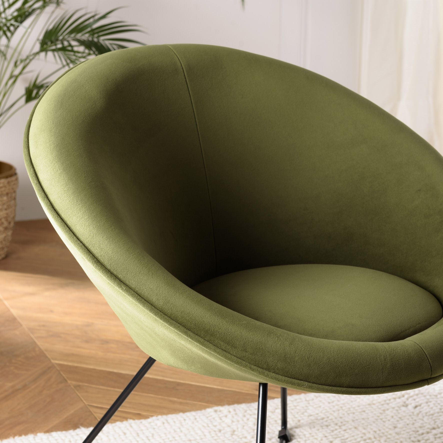 Finition du fauteuil velours vert olive BOGOTA