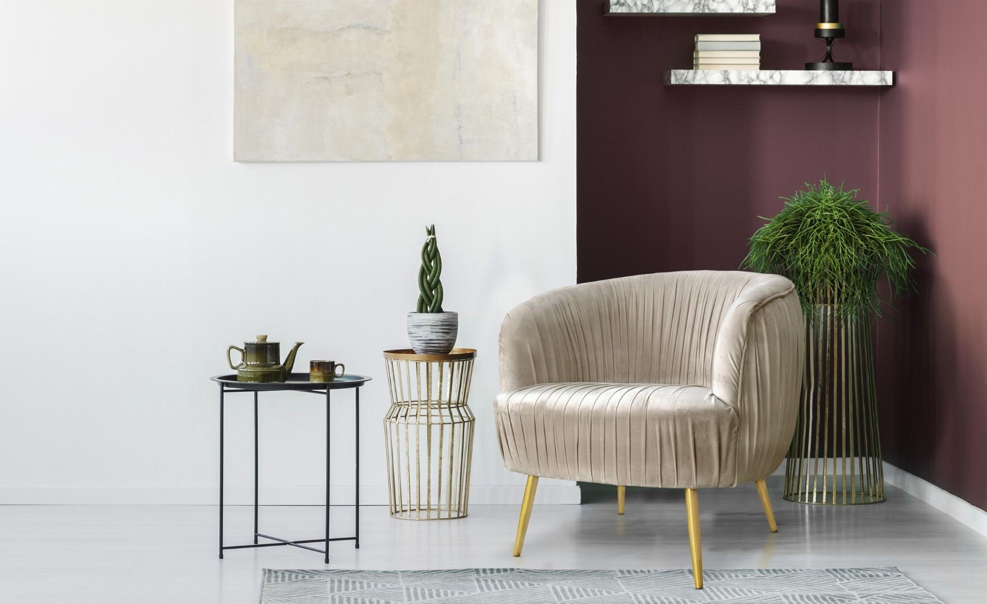 Fauteuil Droby en velours taupe drappé et pied doré