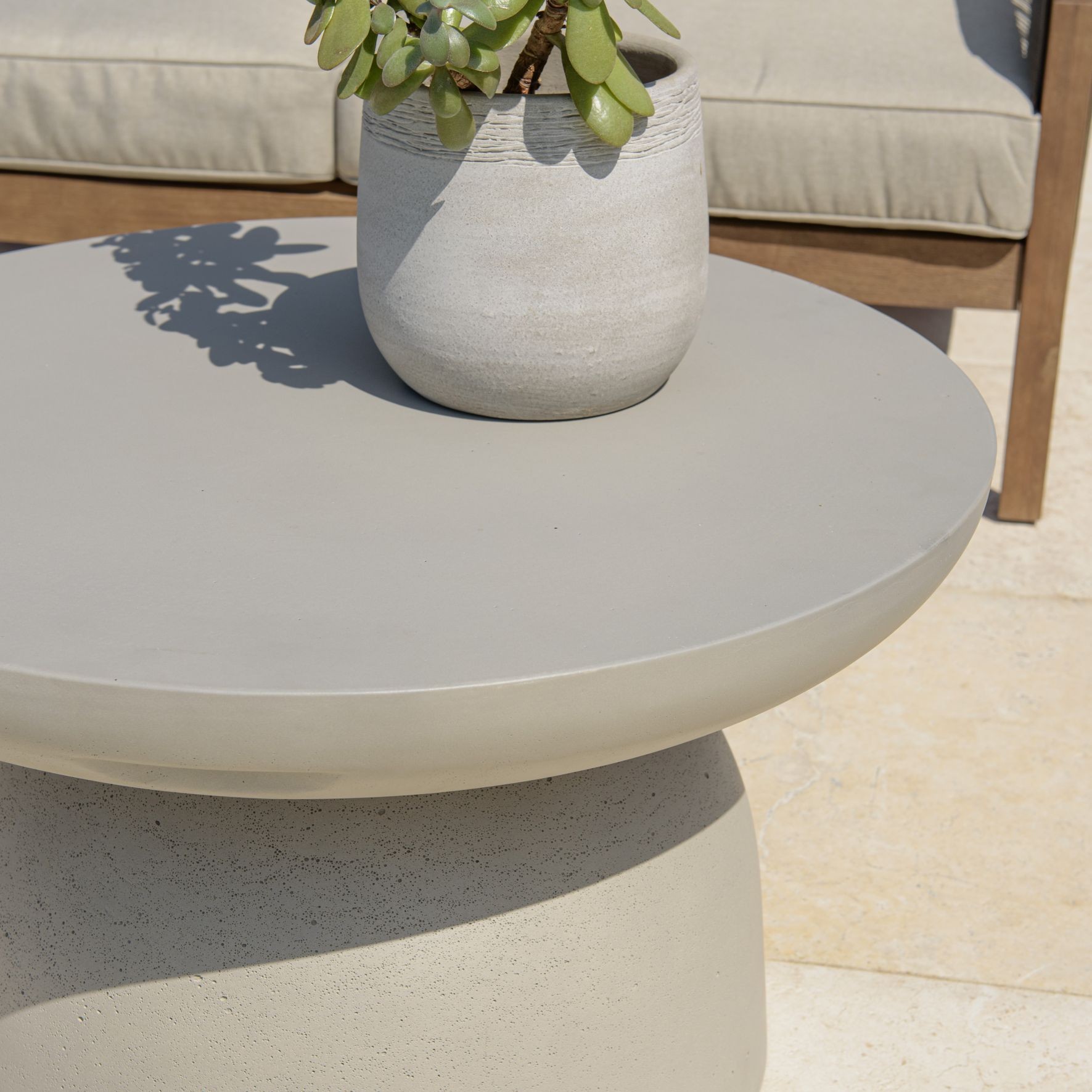 Zoom sur la table basse en béton Prestige