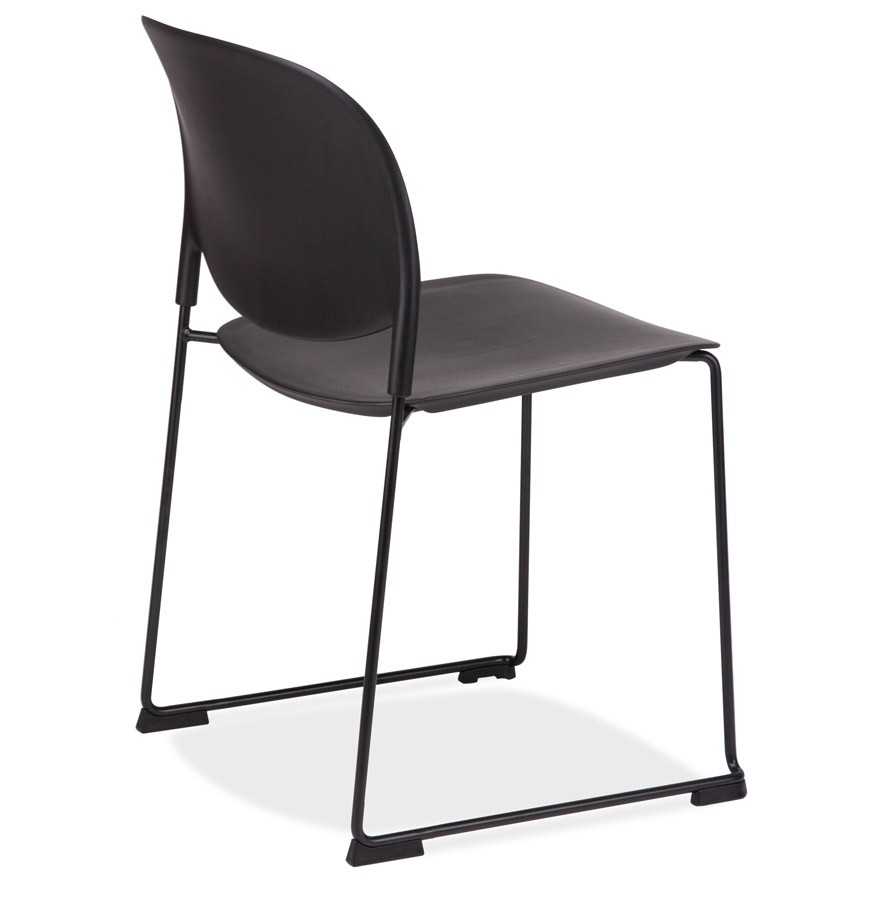Chaise noire avec assise plastique et structure métal