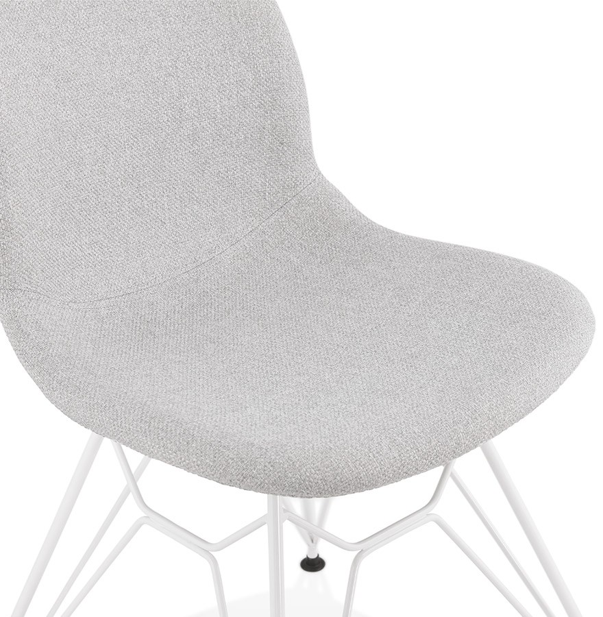 Chaise design grise claire avec pieds en métal blanc