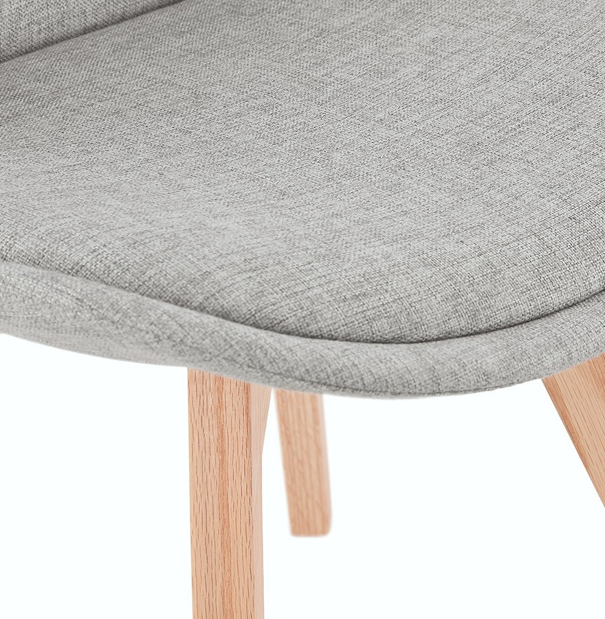 Chaise scandinave en tissu gris avec pieds en bois naturel