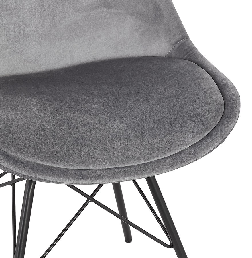 Chaise design en velours gris et pieds en métal noir